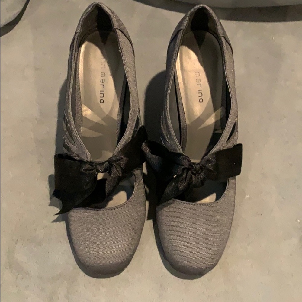 Adorable dark gray pumps with black bow